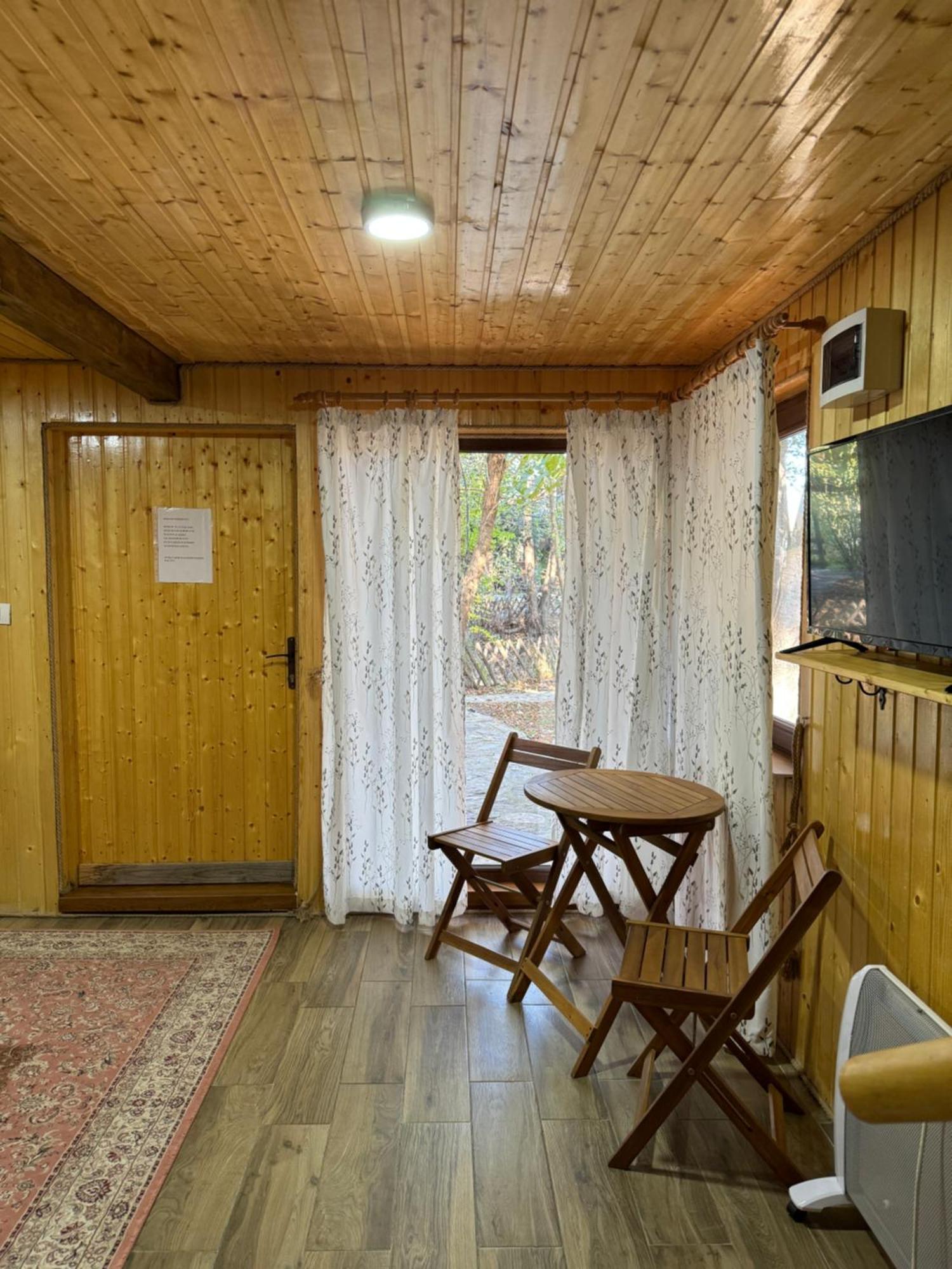 Conacul Lui Patrick Hotel Poenari Exterior photo